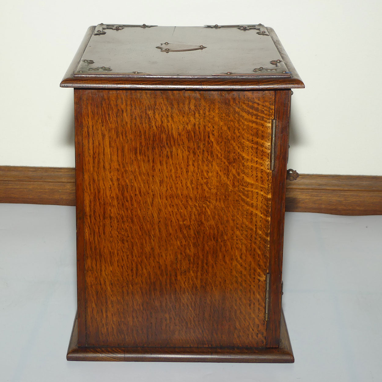Edwardian era English Oak Pipe cabinet | 3 Drawers | Fitted inside | Decorative banding