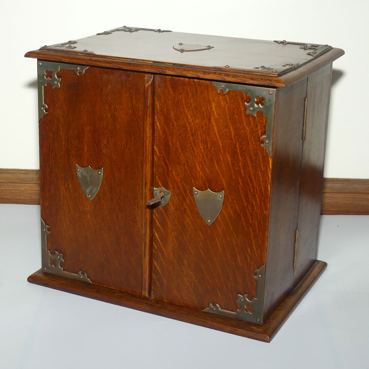 Edwardian era English Oak Pipe cabinet | 3 Drawers | Fitted inside | Decorative banding