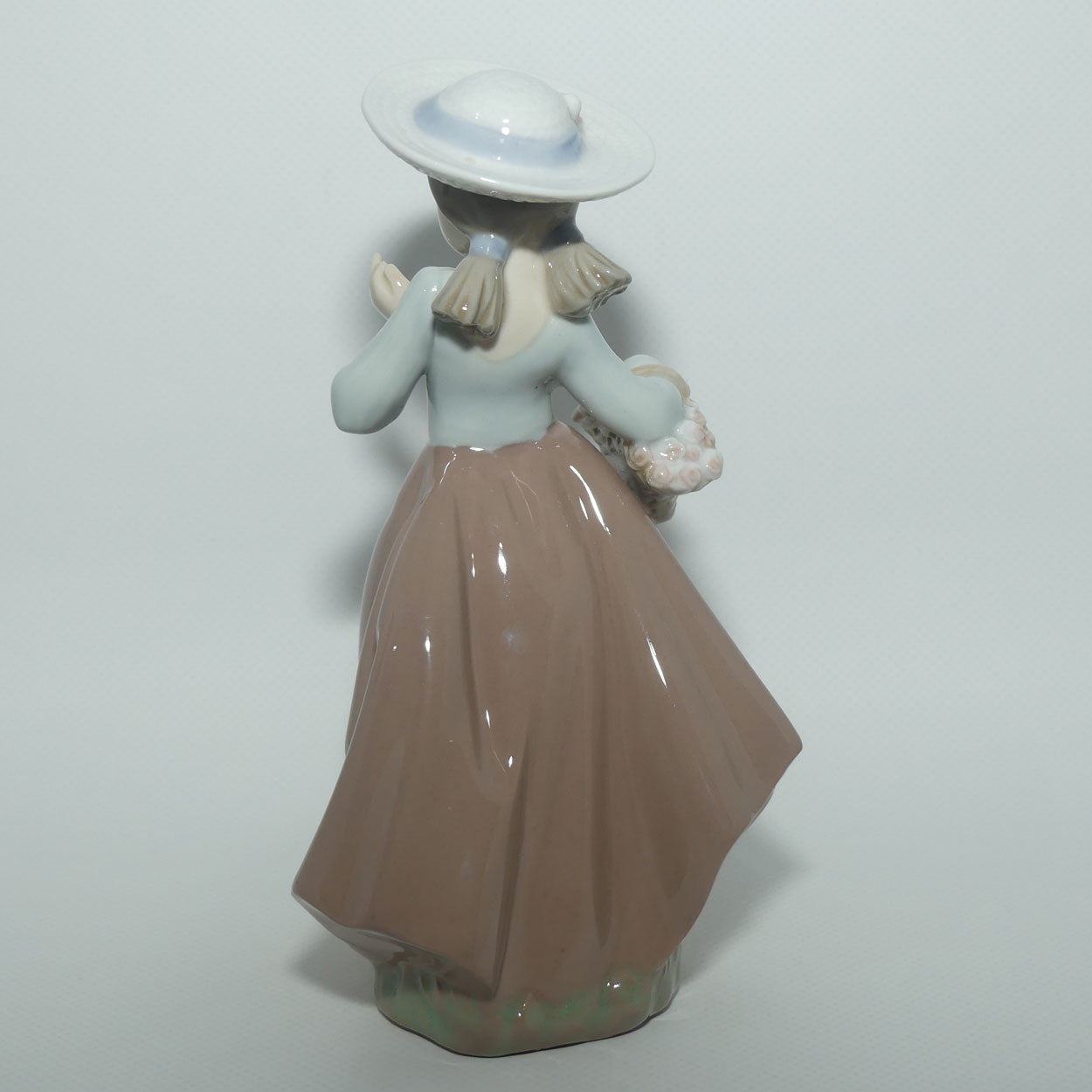 Nao by Lladro figure Out for a Stroll #1087