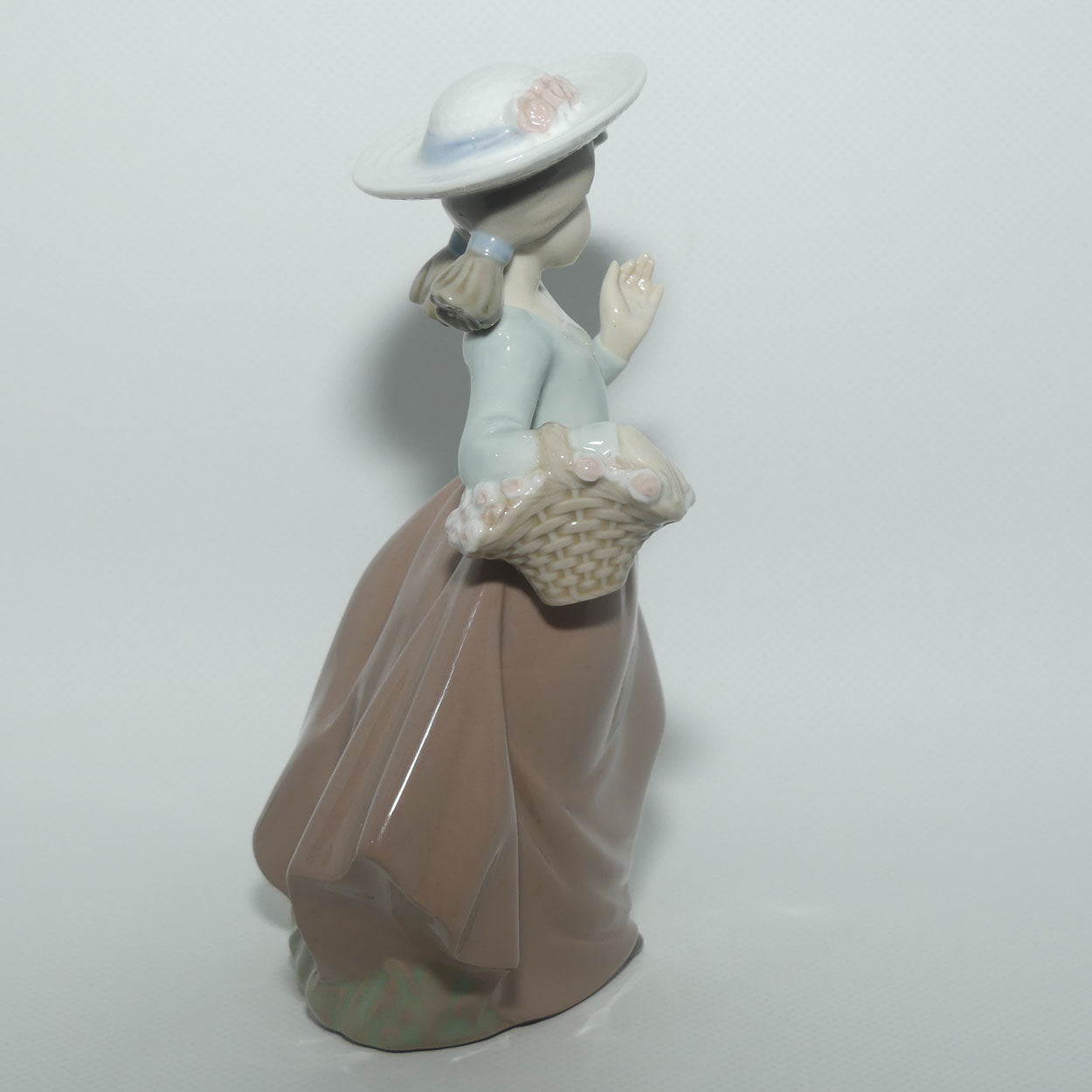 Nao by Lladro figure Out for a Stroll #1087