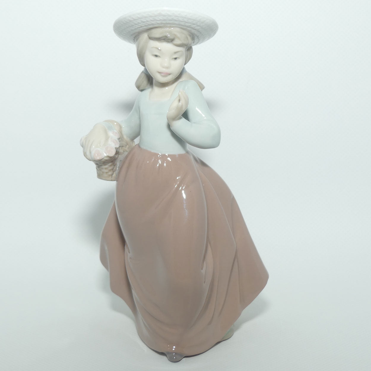 Nao by Lladro figure Out for a Stroll #1087