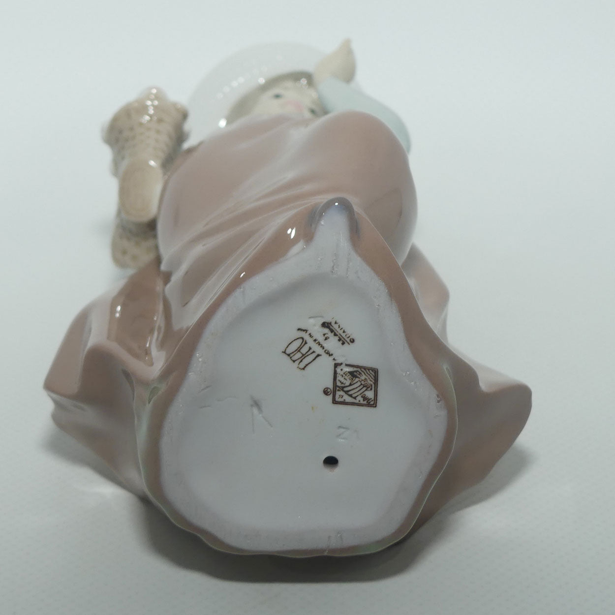 Nao by Lladro figure Out for a Stroll #1087