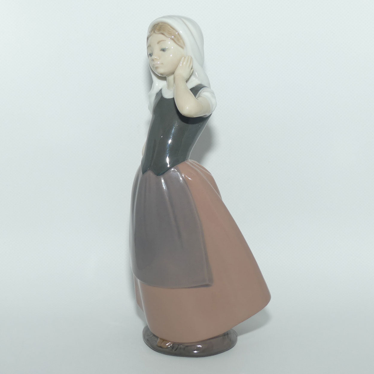 Nao by Lladro figure Farmer's Girl | Peasant Girl