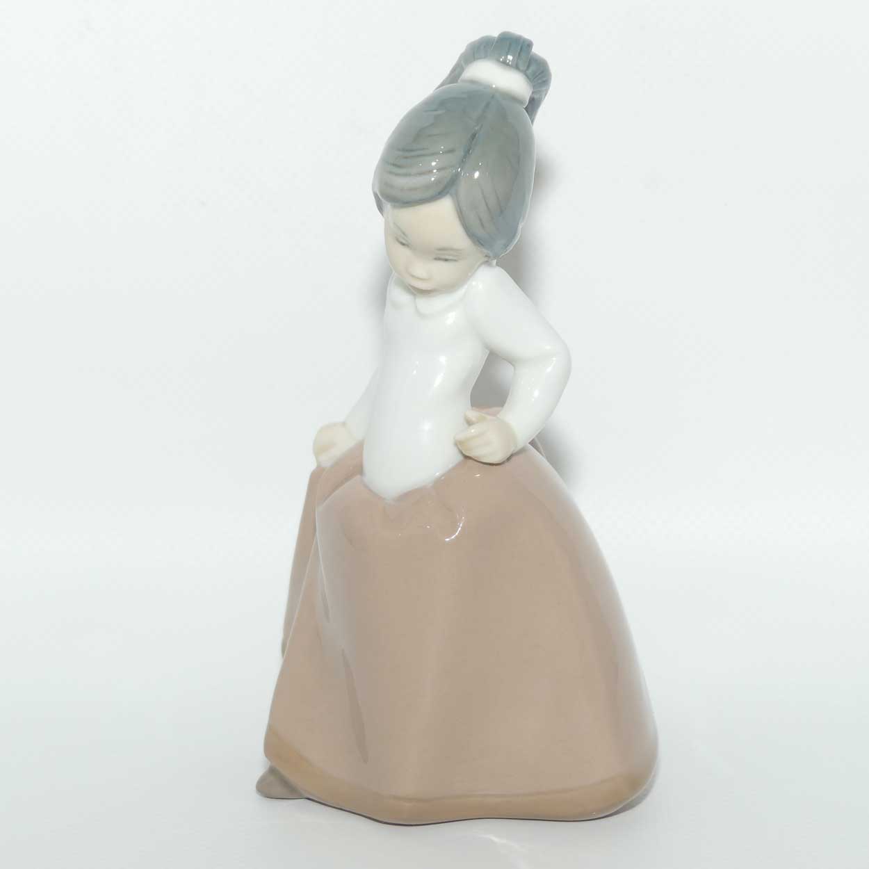 Nao by Lladro figure Girl holding Dress Up
