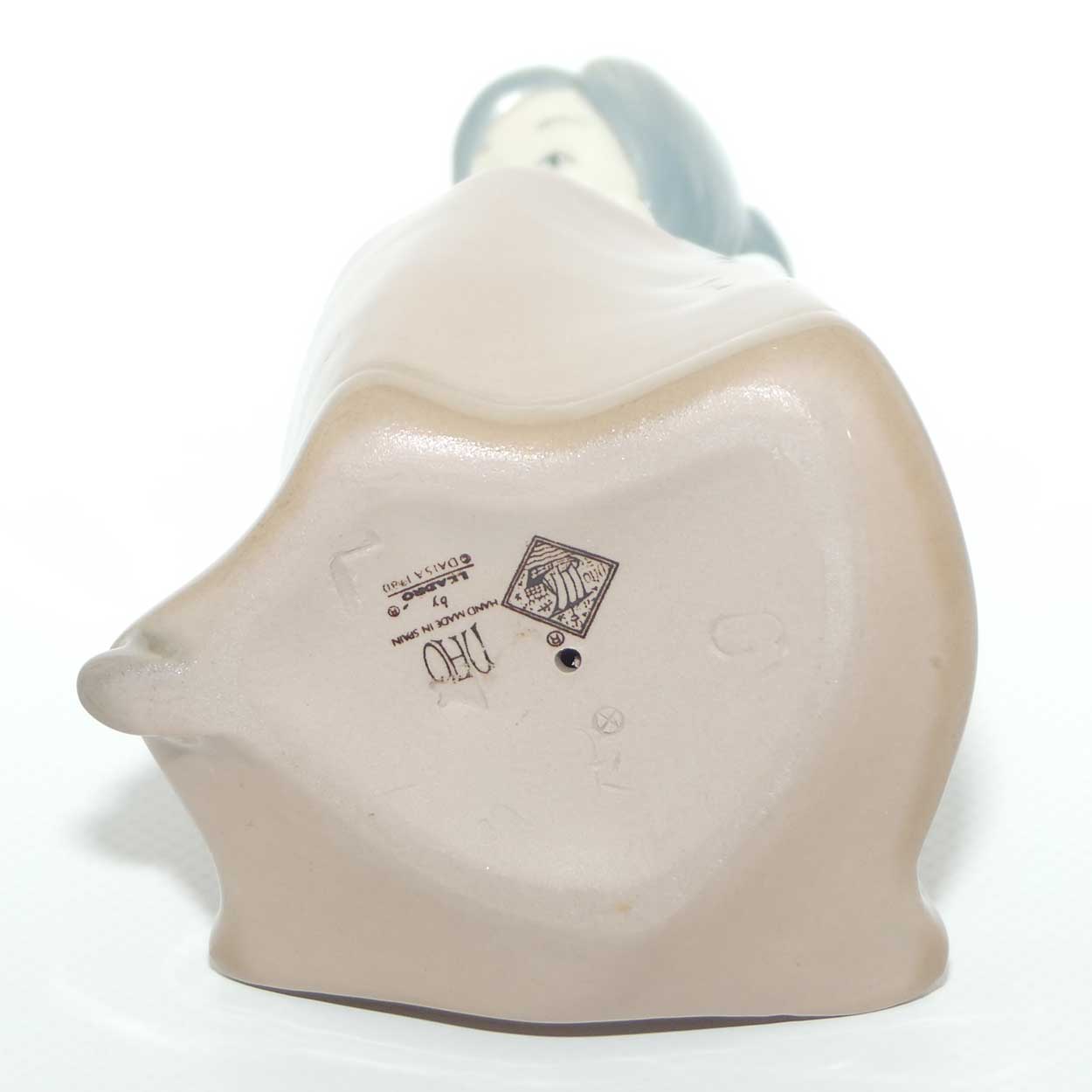 Nao by Lladro figure Girl holding Dress Up