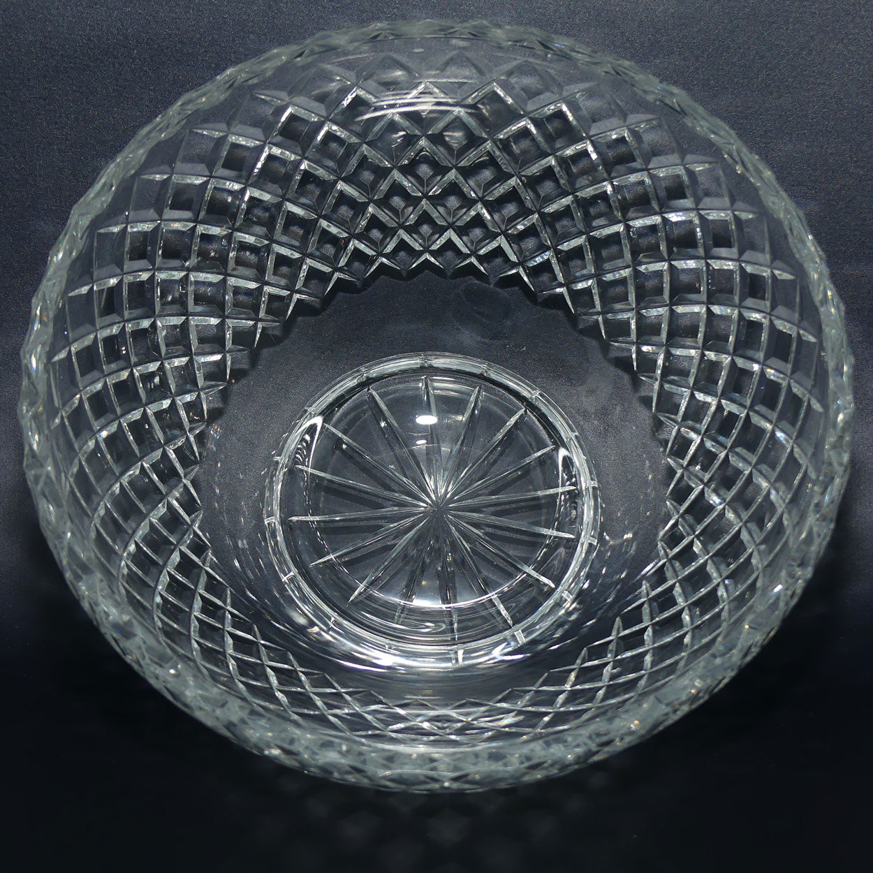 Fine quality Diamond Cut round Crystal bowl