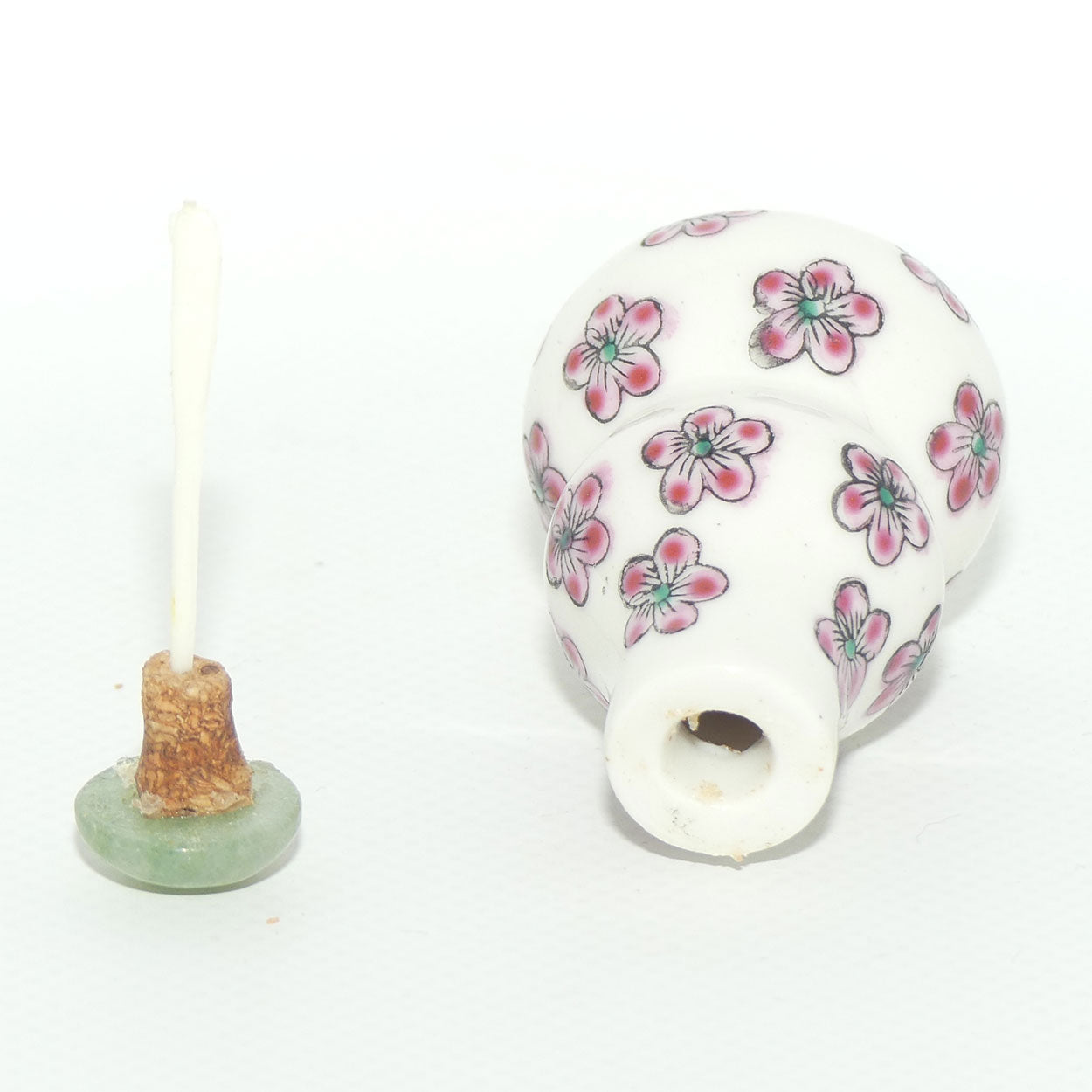 Chinese snuff bottle with greenstone stopper | Double Gourd shape | Floral pattern