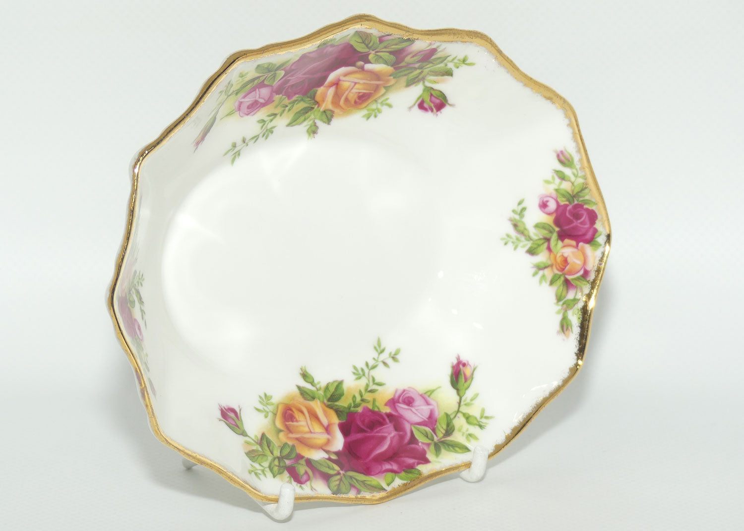 Royal Albert Bone China England Old Country Roses Scalloped Edge Oval Dish | © 1962 Royal Albert Ltd backstamp