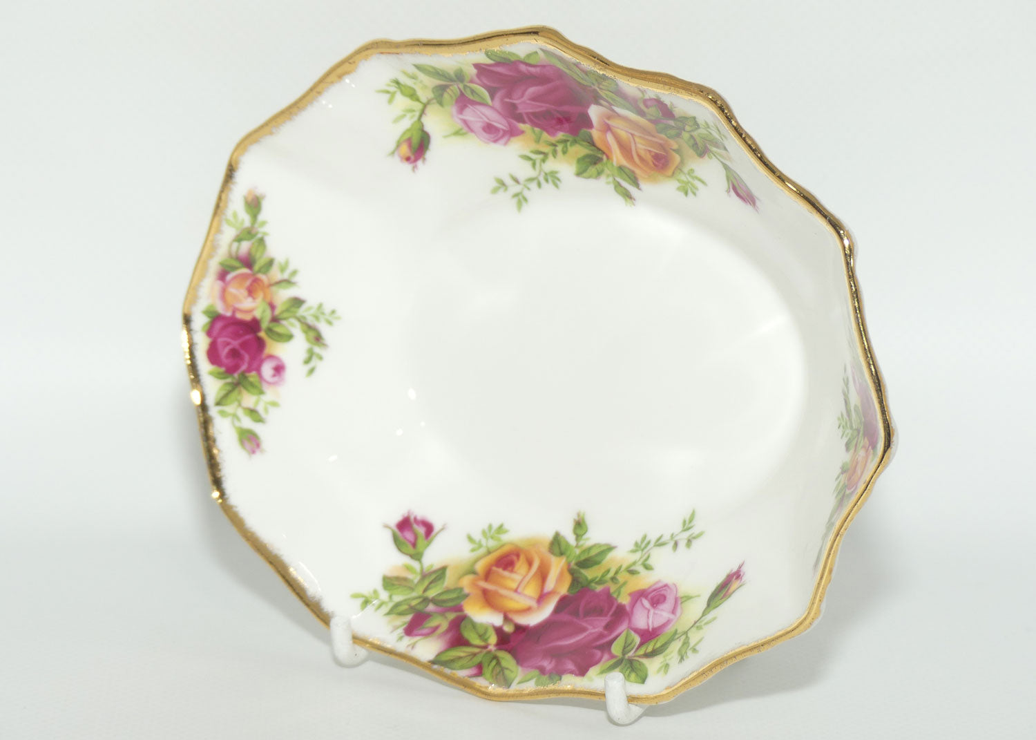 Royal Albert Bone China England Old Country Roses Scalloped Edge Oval Dish | © 1962 Royal Albert Ltd backstamp