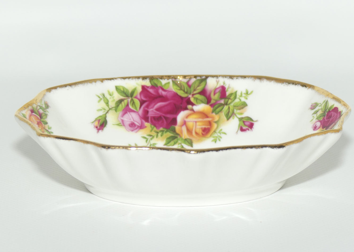Royal Albert Bone China England Old Country Roses Scalloped Edge Oval Dish | © 1962 Royal Albert Ltd backstamp