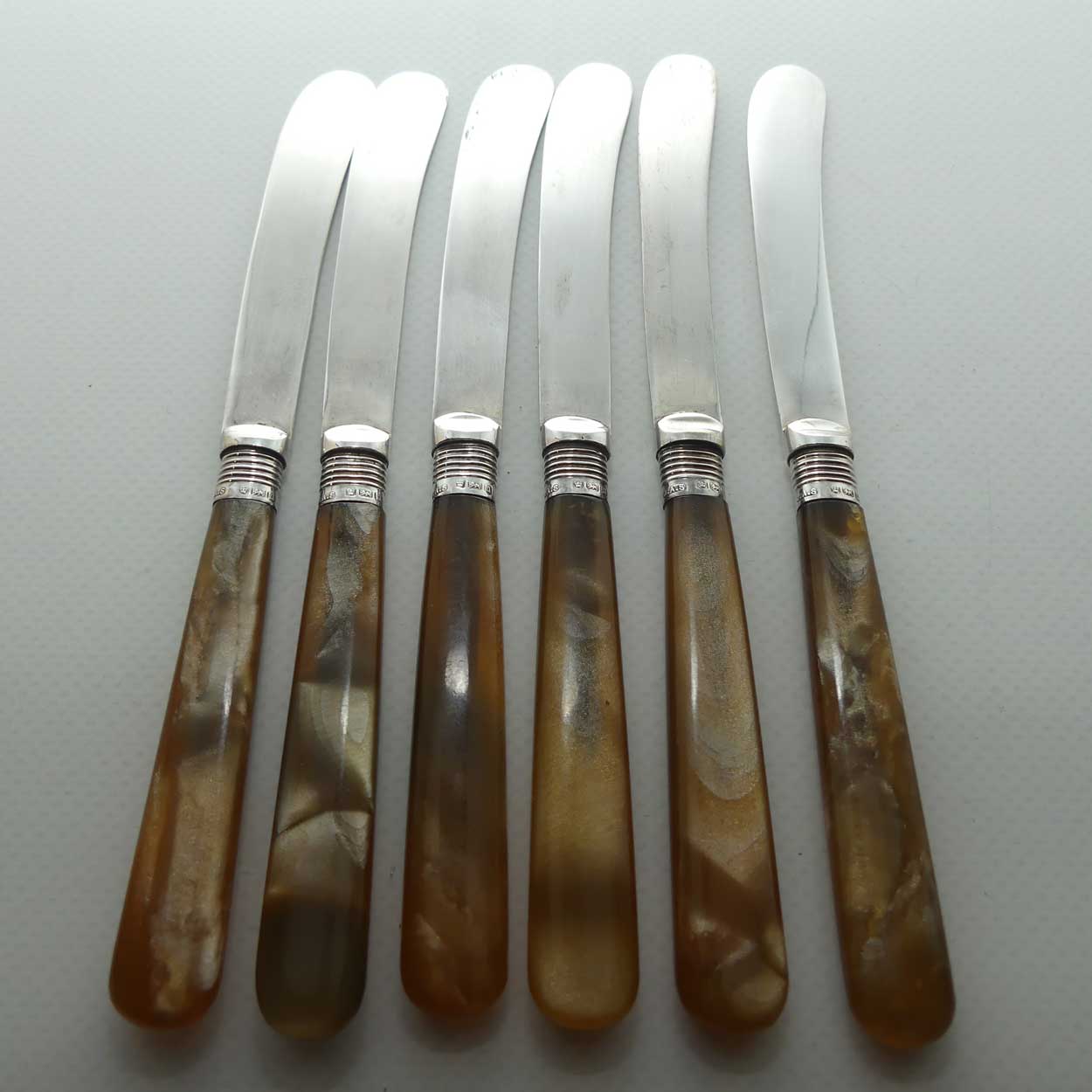 Boxed set of EPNS and Faux Amber Mother of Pearl butter knives | Sterling Silver ferrules