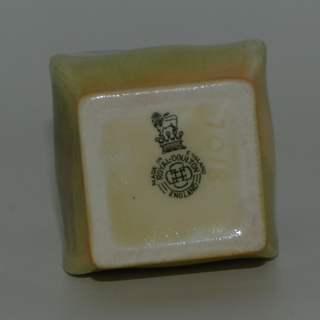 royal-doulton-english-cottages-a-vase-shape-7018-d4987