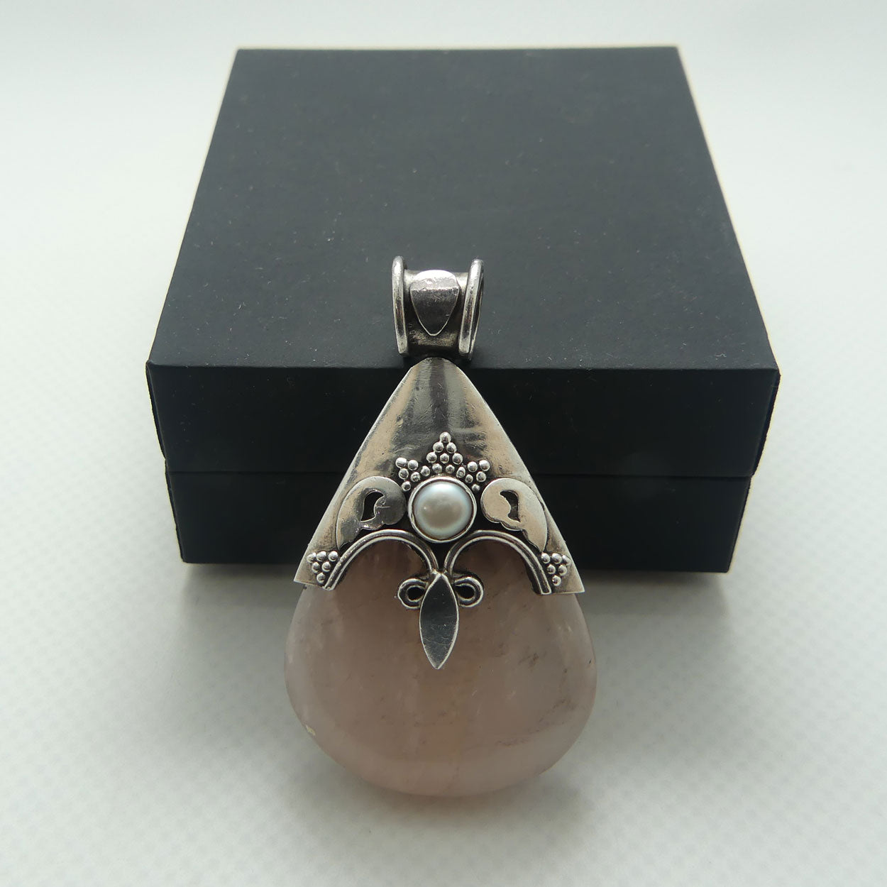 925 Sterling Silver pendant set with Rose Quartz and Pearl