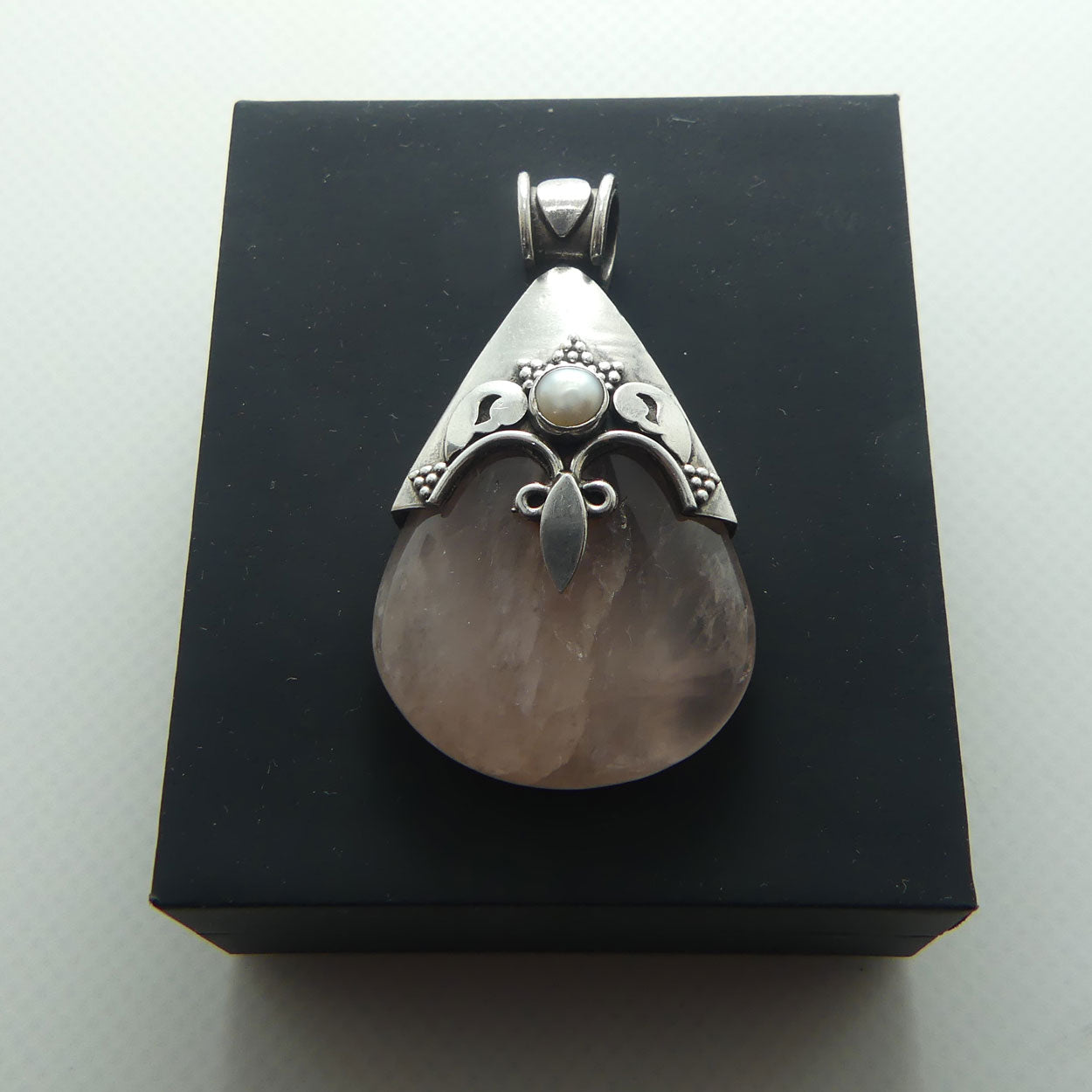 925 Sterling Silver pendant set with Rose Quartz and Pearl