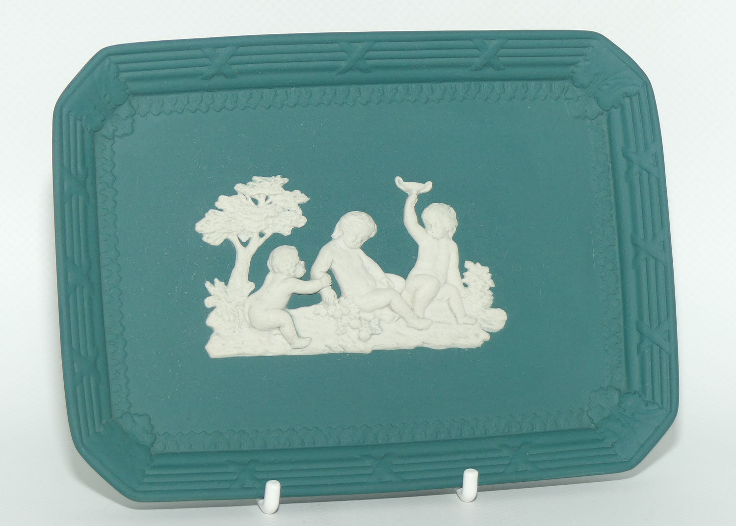 Wedgwood Jasper rectangular tray | White on Spruce