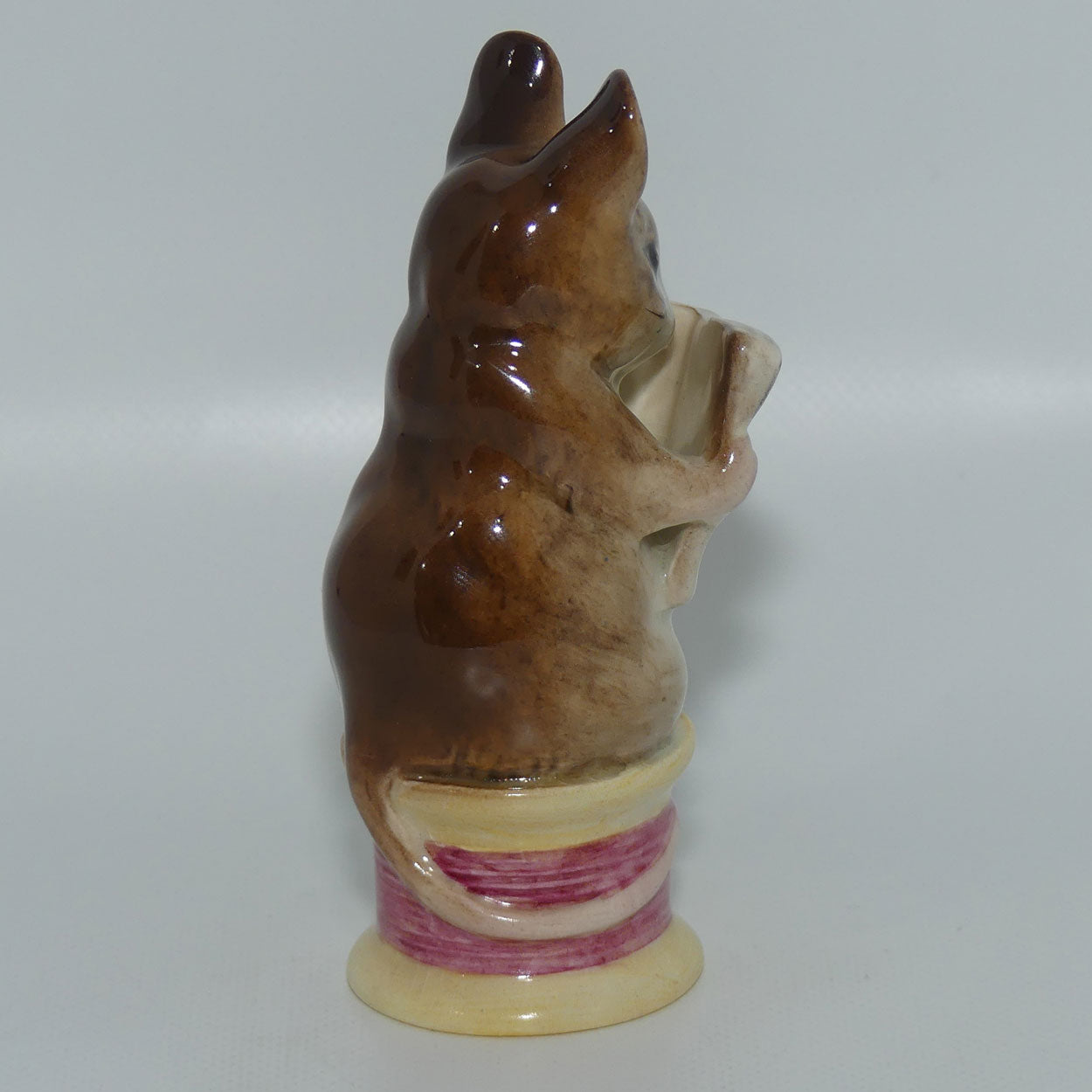 Beswick Beatrix Potter Tailor of Gloucester | BP2a Gold Oval | #2