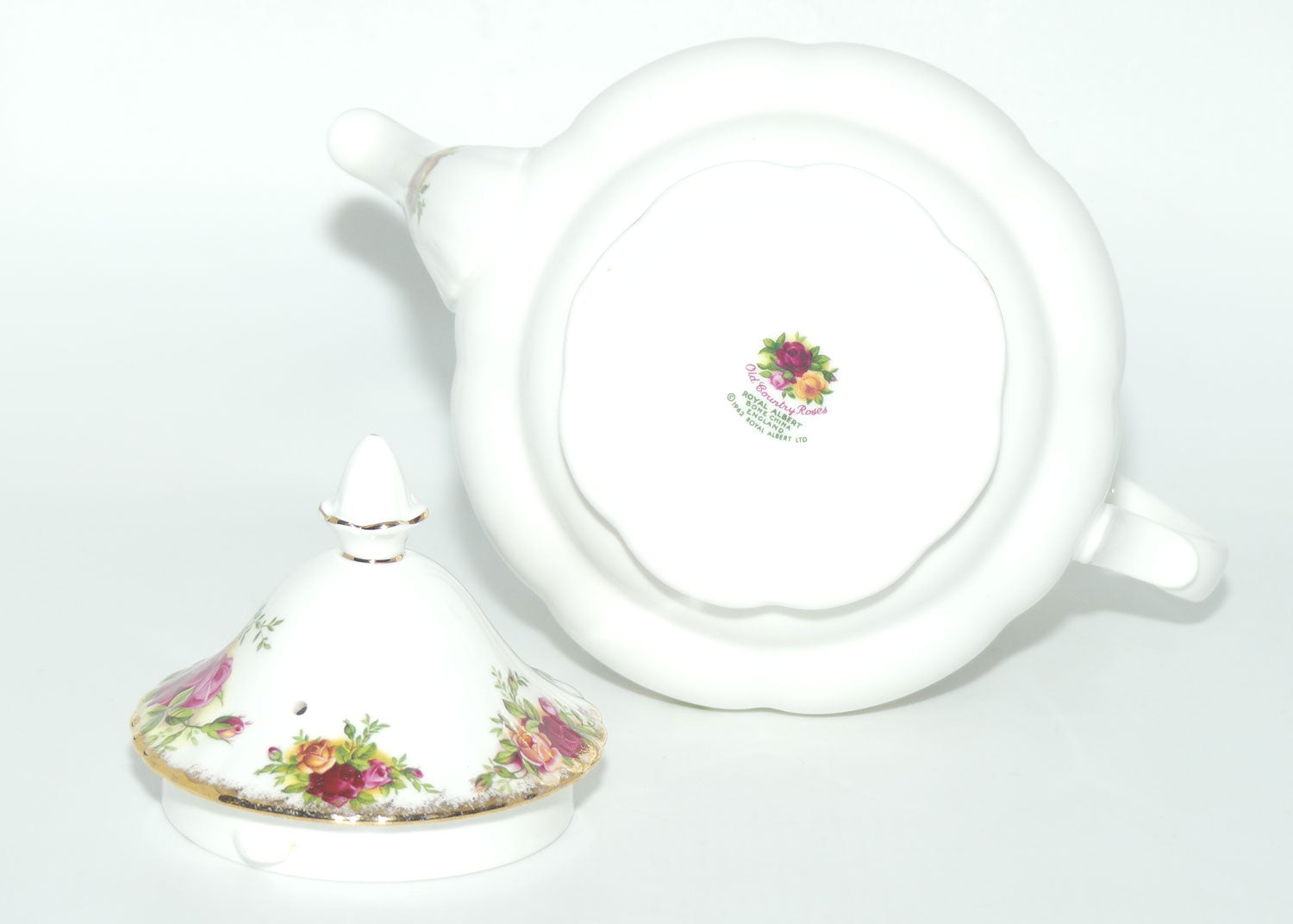 Royal Albert Bone China England Old Country Roses tea pot | 750ml | ©1962 backstamp