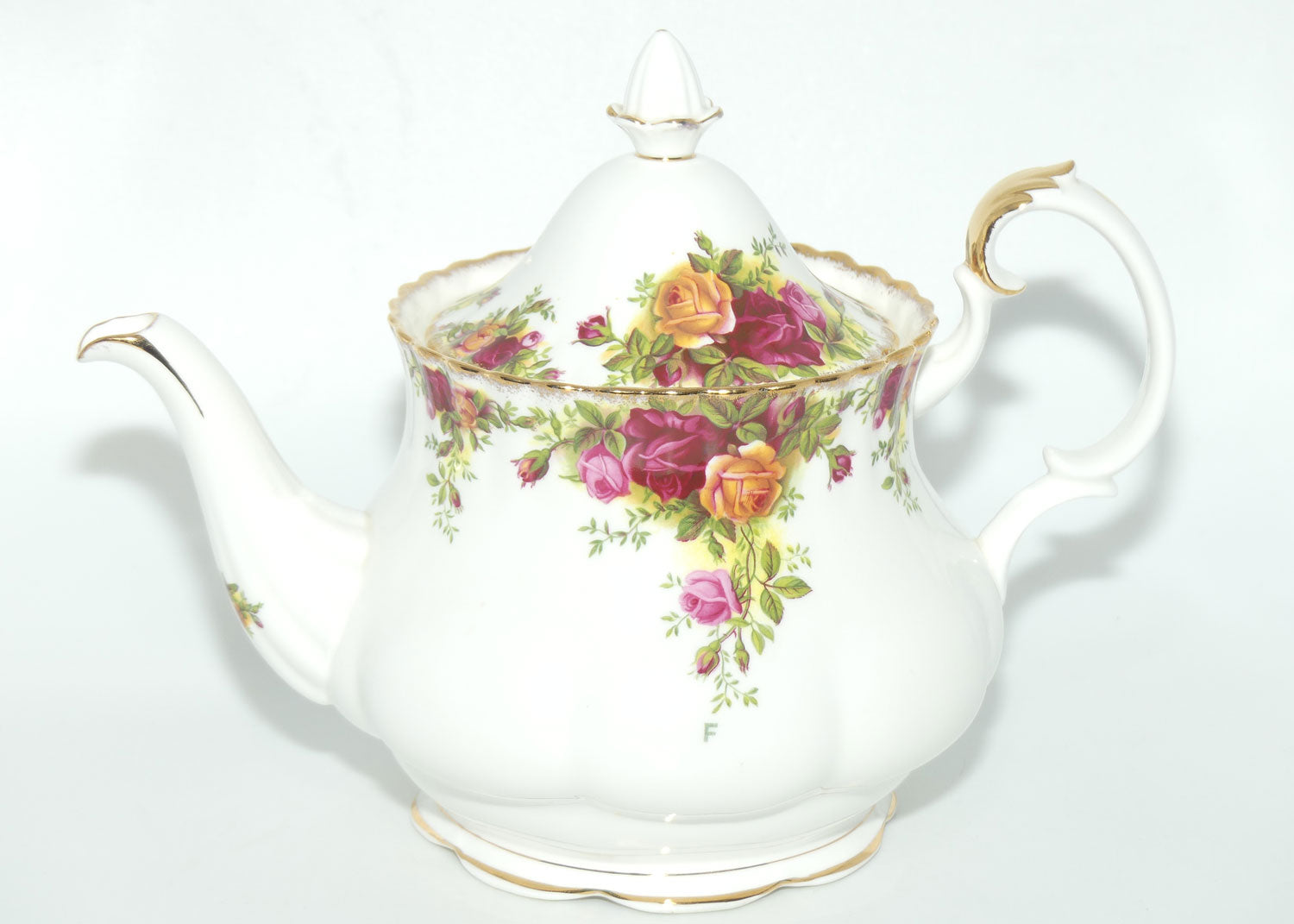 oyal Albert Bone China England Old Country Roses tea pot | 1250ml | early backstamp | F transfer