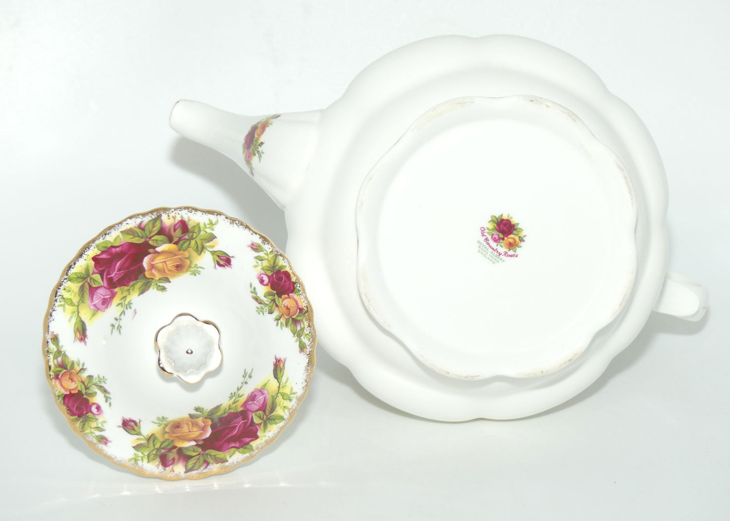 Royal Albert Bone China England Old Country Roses tea pot | 1250ml | early backstamp | F transfer