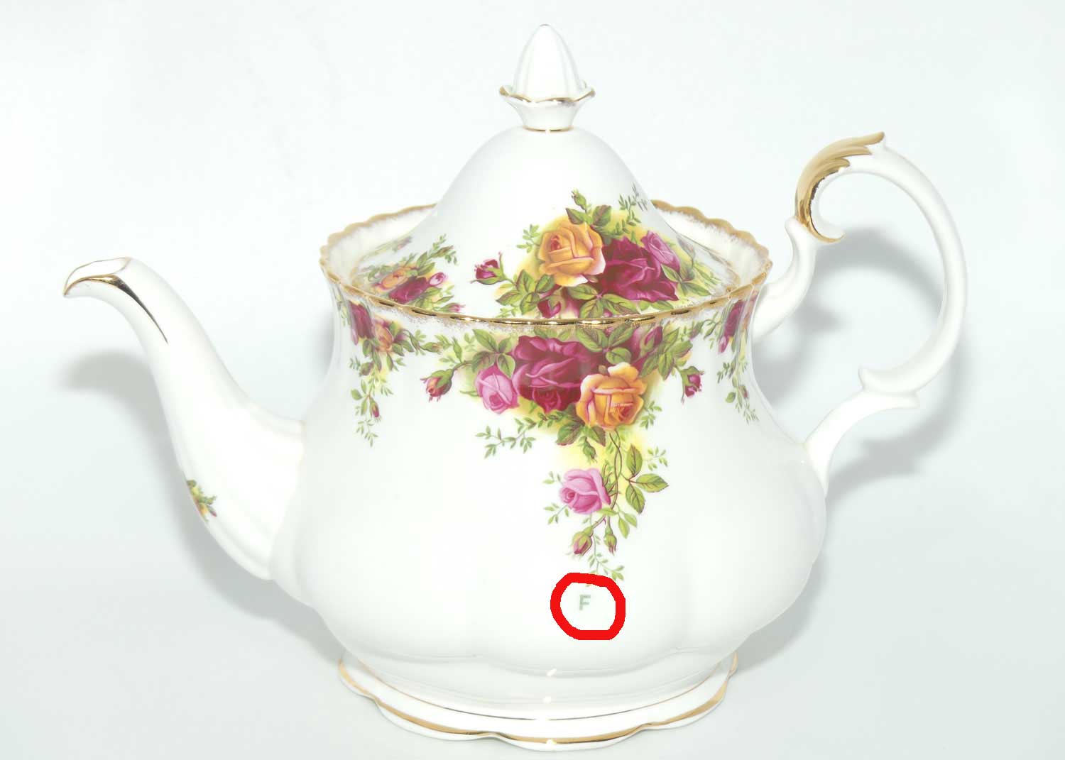 Royal Albert Bone China England Old Country Roses tea pot | 1250ml | early backstamp | F transfer
