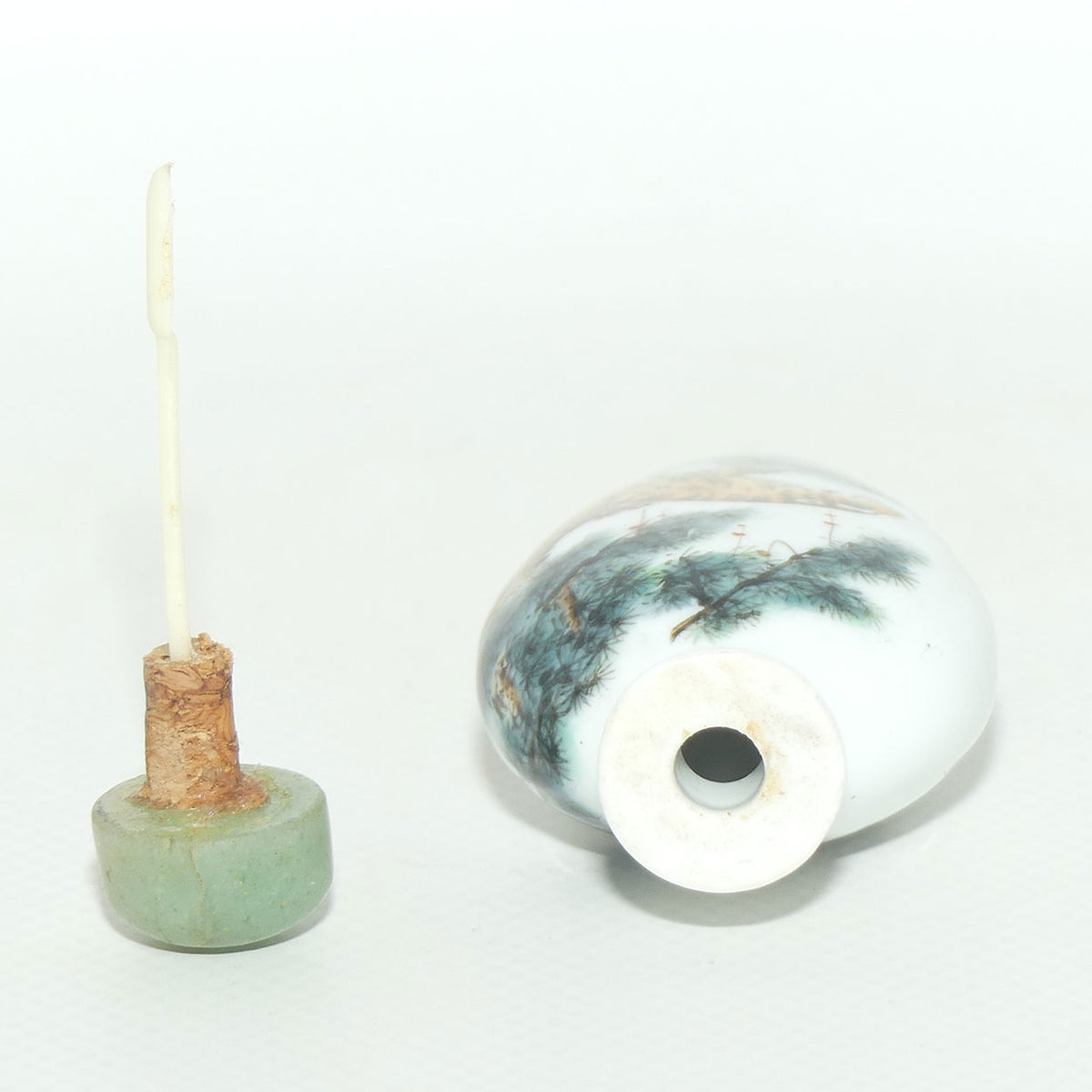 Chinese Snuff bottle | Oval | Tiger on Cliff | Green stopper