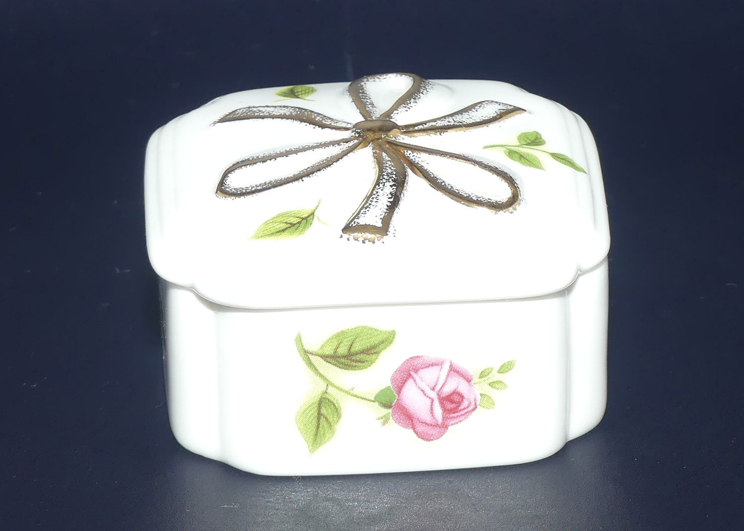 Royal Albert Old Country Roses | Bow pattern | Thinking of You trinket box