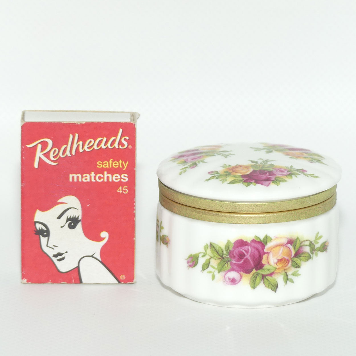 Royal Albert Old Country Roses | Trinket box | © 1962 Royal Albert Ltd backstamp