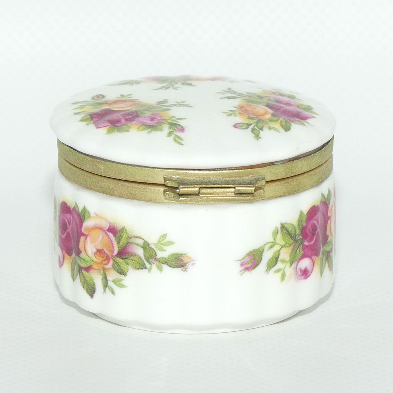 Royal Albert Old Country Roses | Trinket box | © 1962 Royal Albert Ltd backstamp