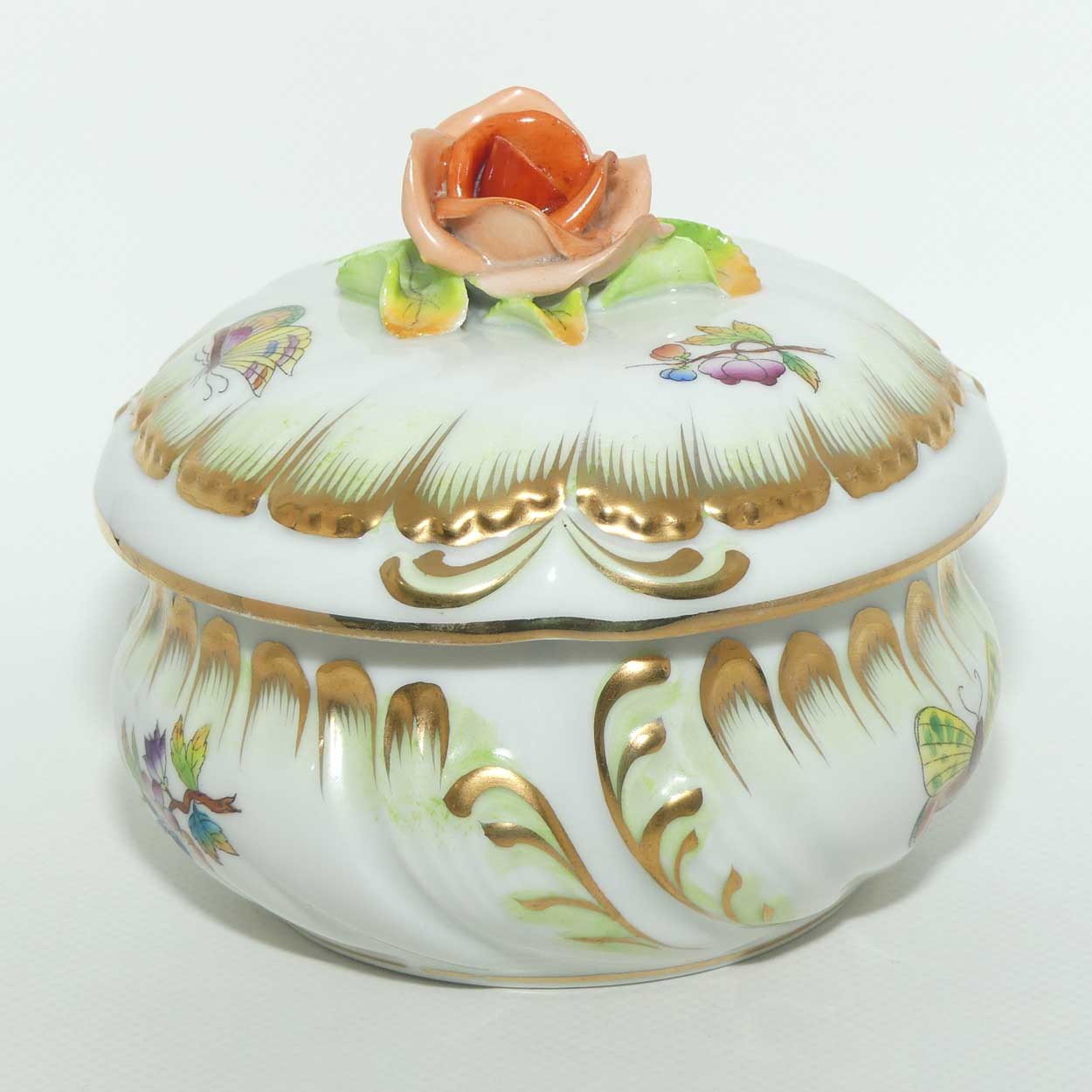 Herend Hungary Queen Victoria pattern | Bonbonniere with Rose Handle