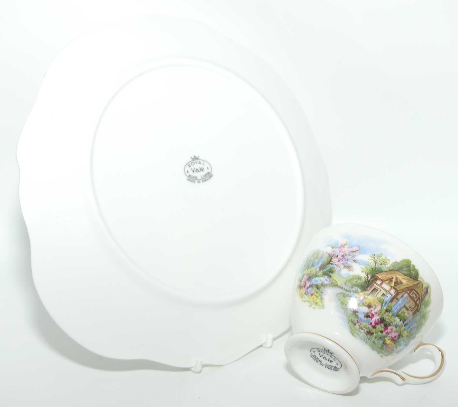 Royal Vale Thatched Cottage and Garden Hostess duo