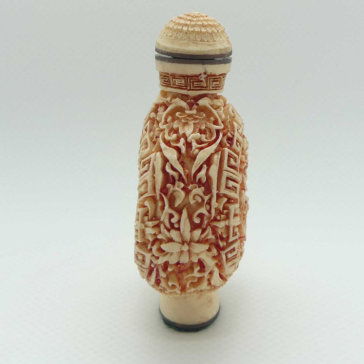 Chinese snuff bottle with stopper | White Cinnabar with Pink tint | Round