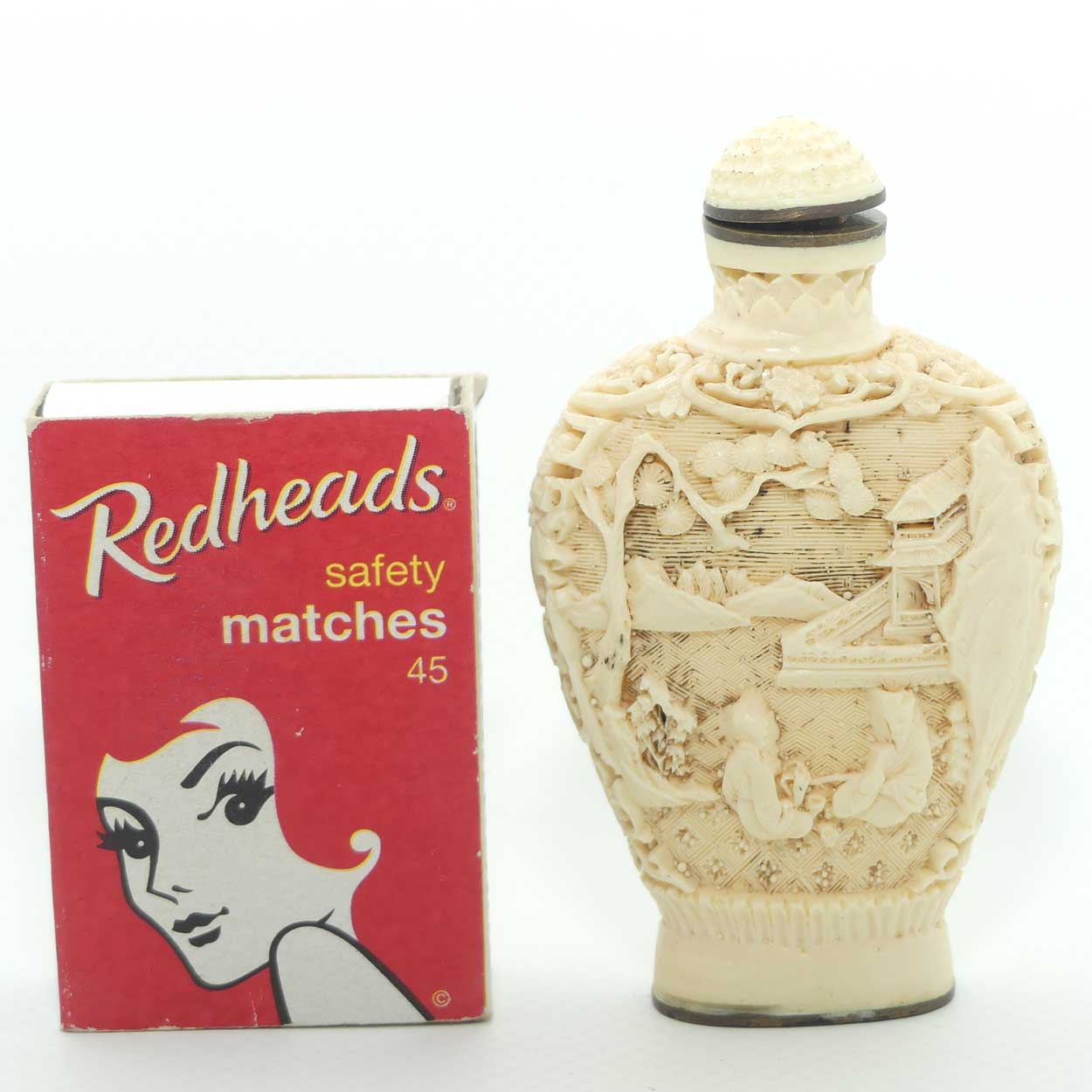 Chinese snuff bottle with stopper | White Cinnabar | reverse Teardrop