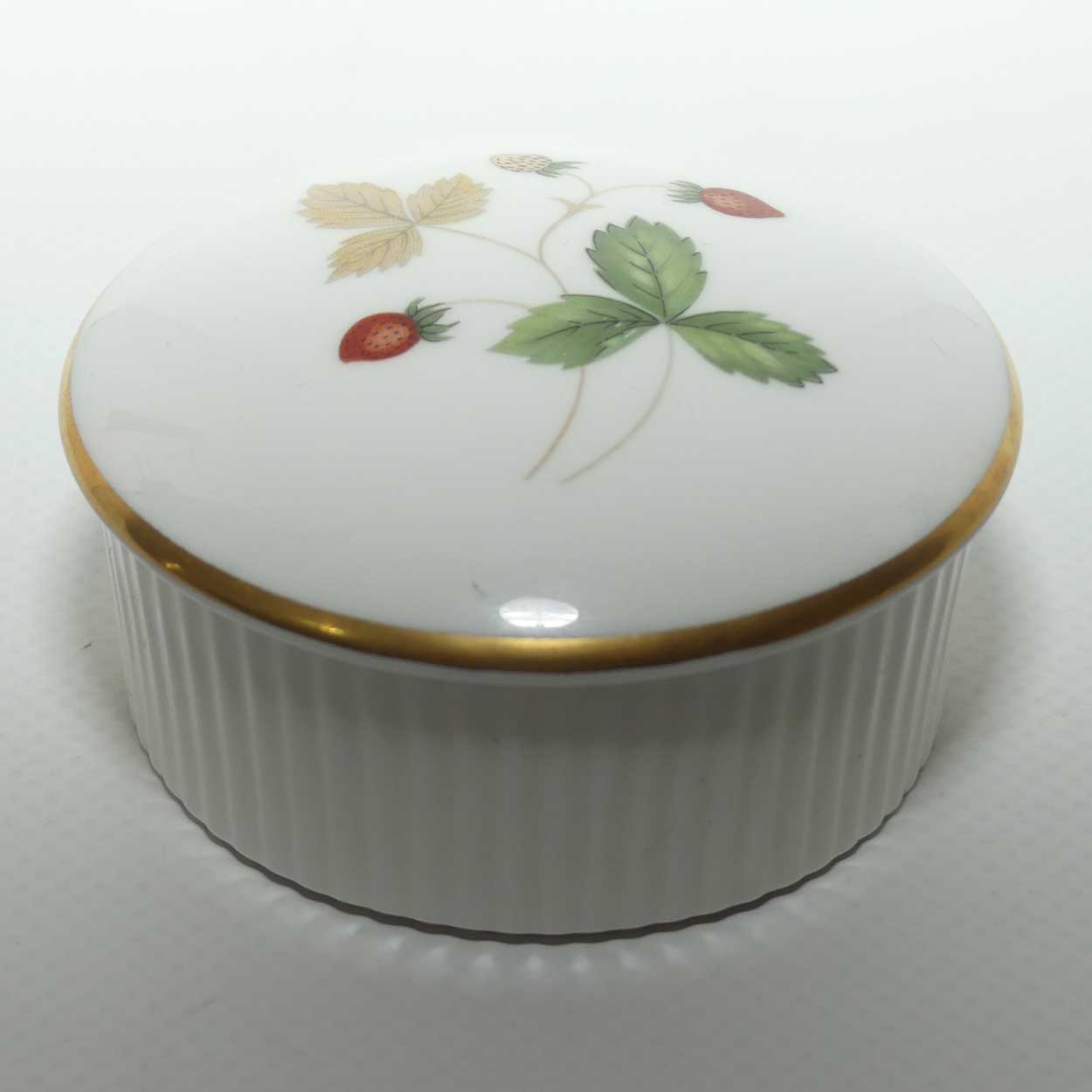 Wedgwood Bone China England Wild Strawberry round trinket box