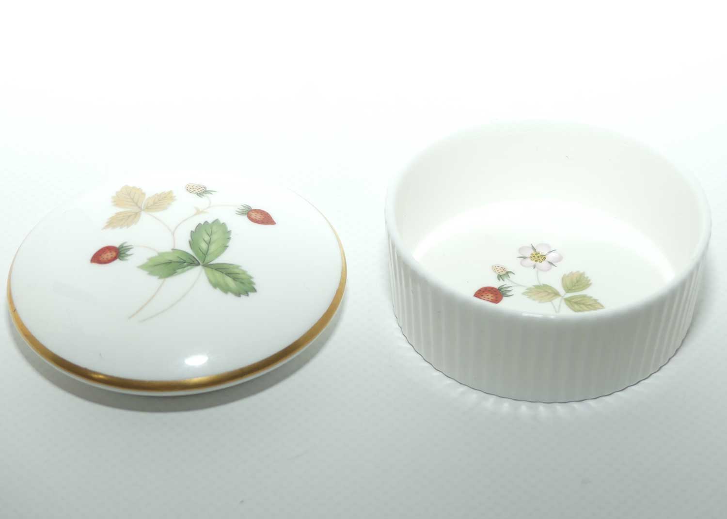 Wedgwood Bone China England Wild Strawberry round trinket box