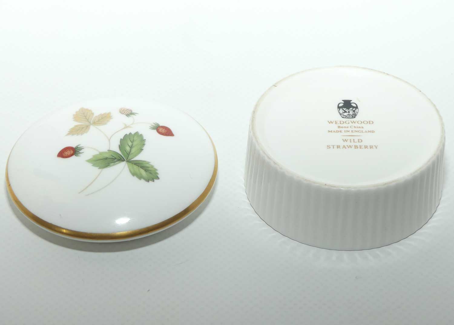Wedgwood Bone China England Wild Strawberry round trinket box