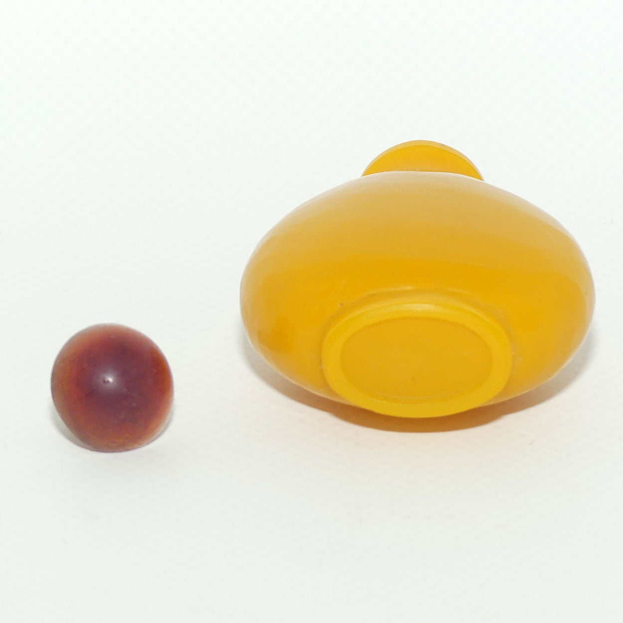 Chinese Snuff bottle | Butterscotch Glass with Red Stopper