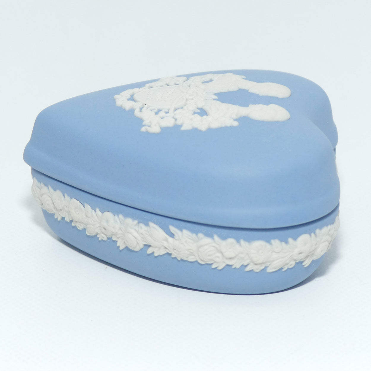 wedgwood-jasper-royalty-1982-royal-birth-heart-trinket-box
