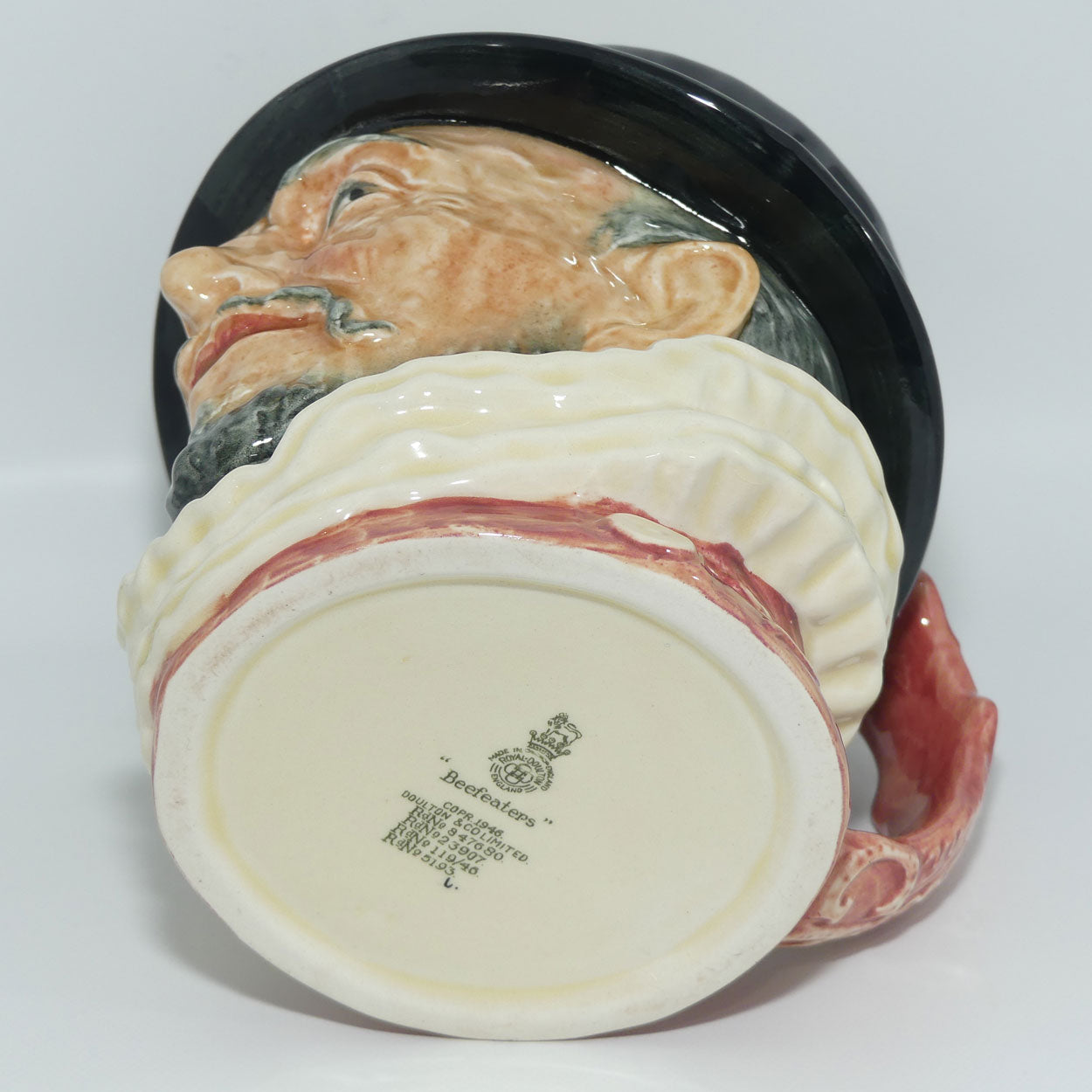 D6206 Royal Doulton large character jug Beefeaters | GR handle | Pink