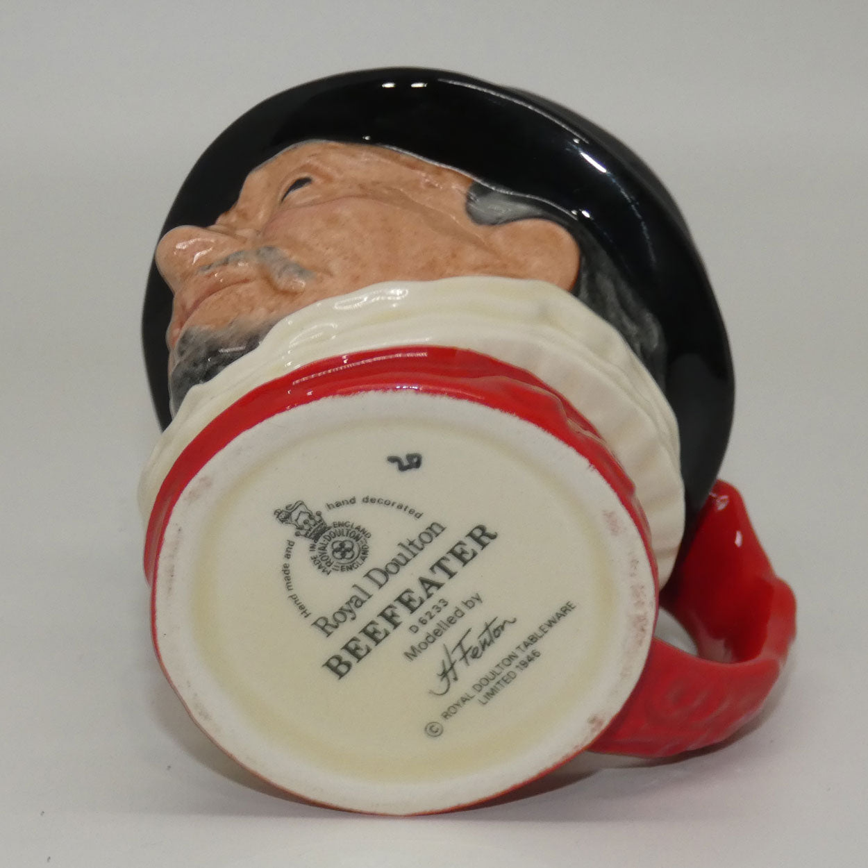 d6233-royal-doulton-small-character-jug-beefeater-er-handle-scarlett