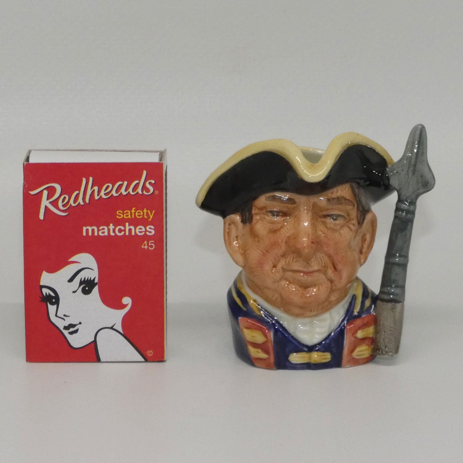 d6582-royal-doulton-character-jug-guardsman