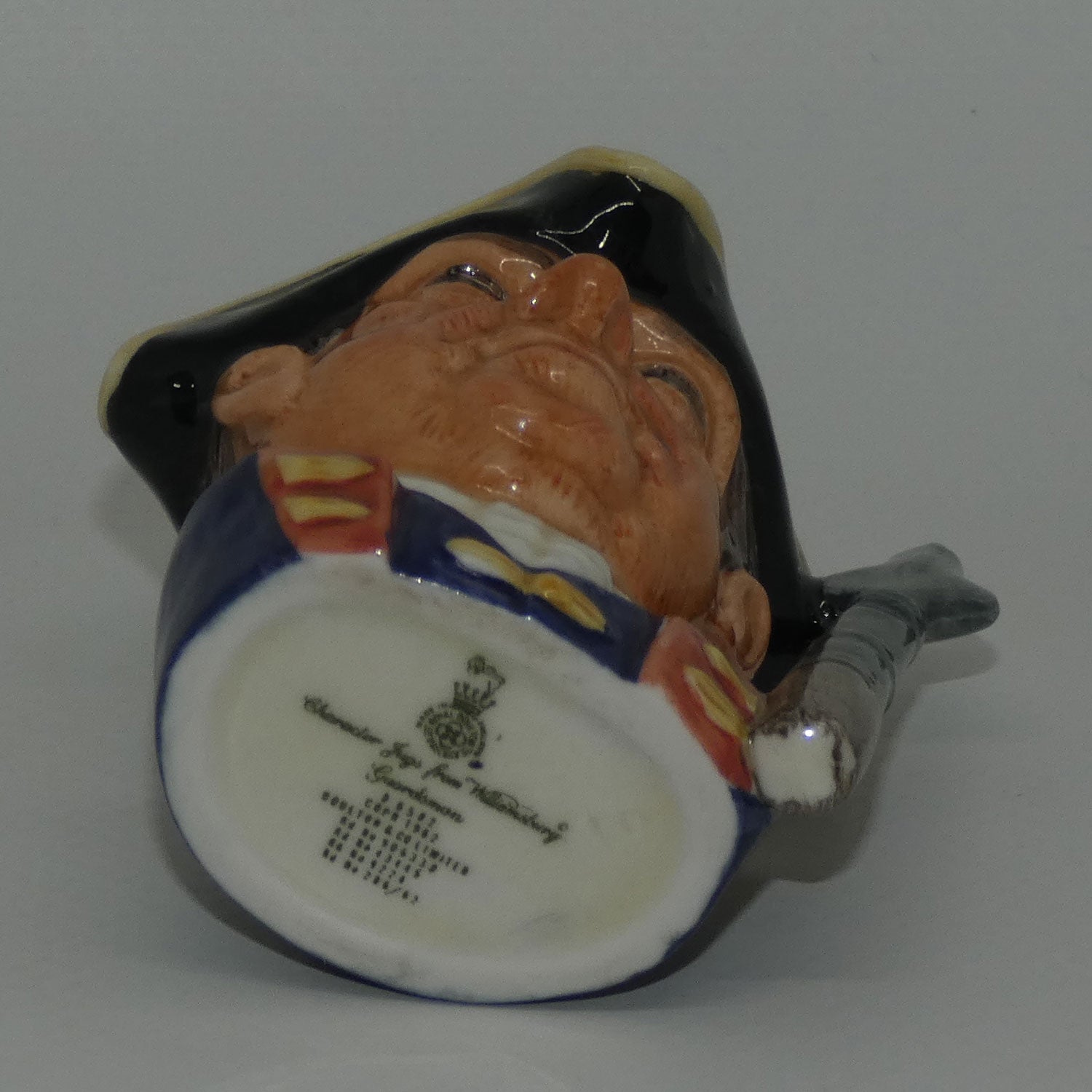 d6582-royal-doulton-character-jug-guardsman