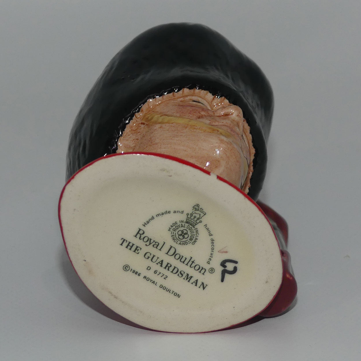 d6772-royal-doulton-miniature-character-jug-guardsman