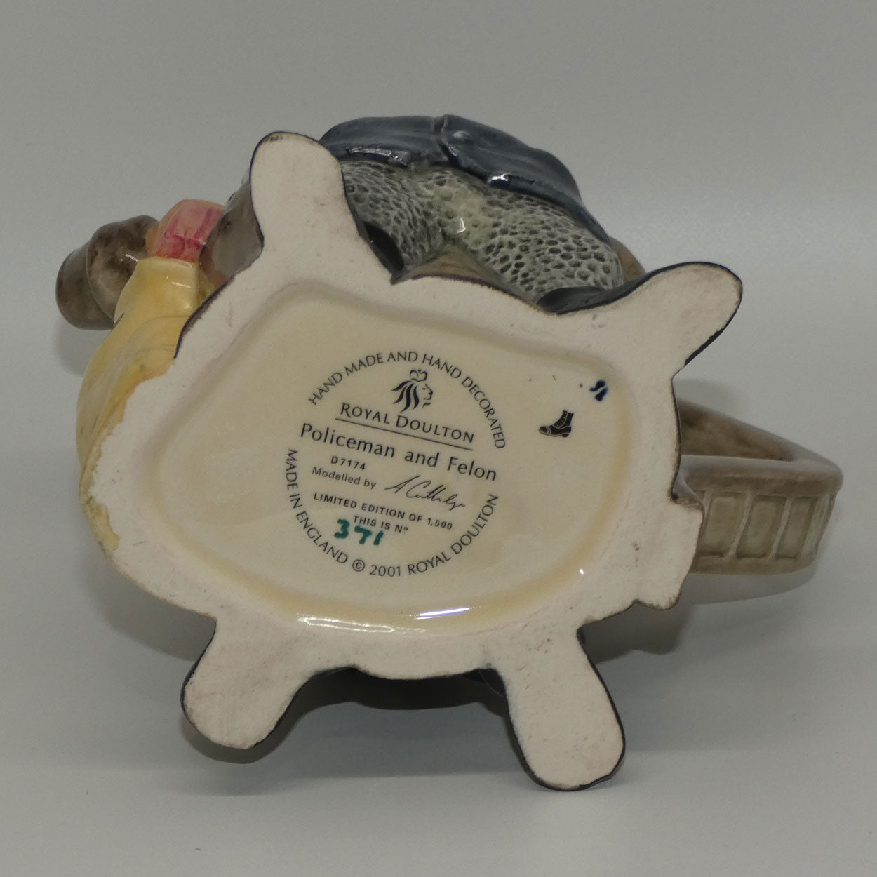 d7174-royal-doulton-double-character-teapot-policeman-and-felon