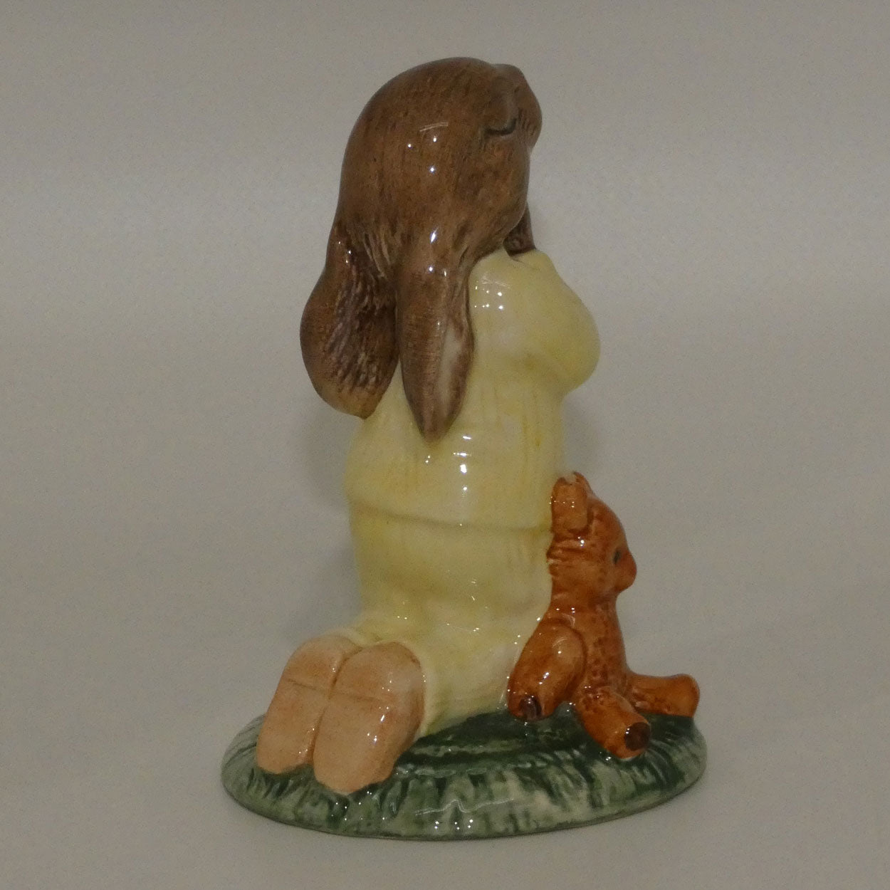 db103-royal-doulton-bunnykins-bedtime-yellow