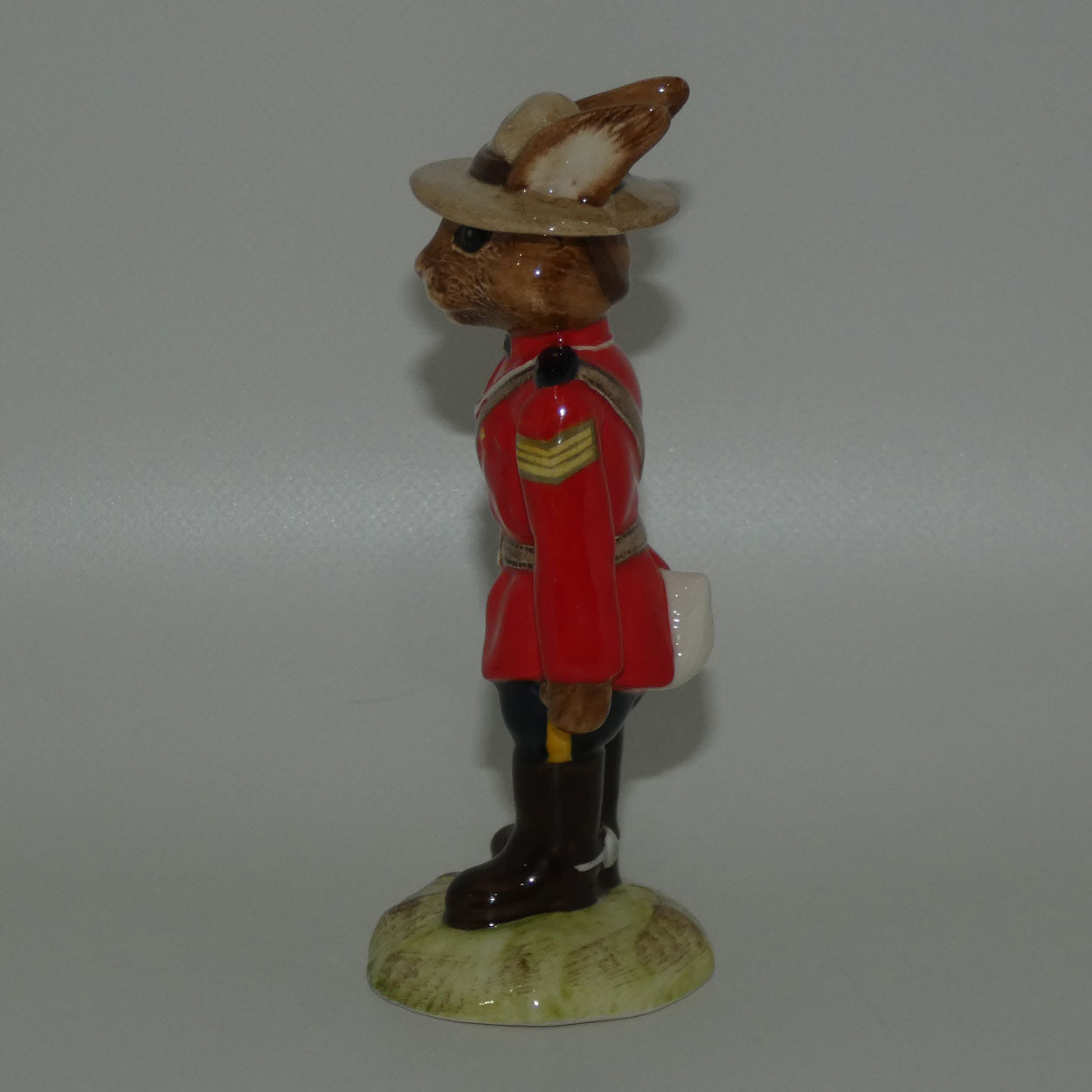 db136-royal-doulton-bunnykins-sergeant-mountie