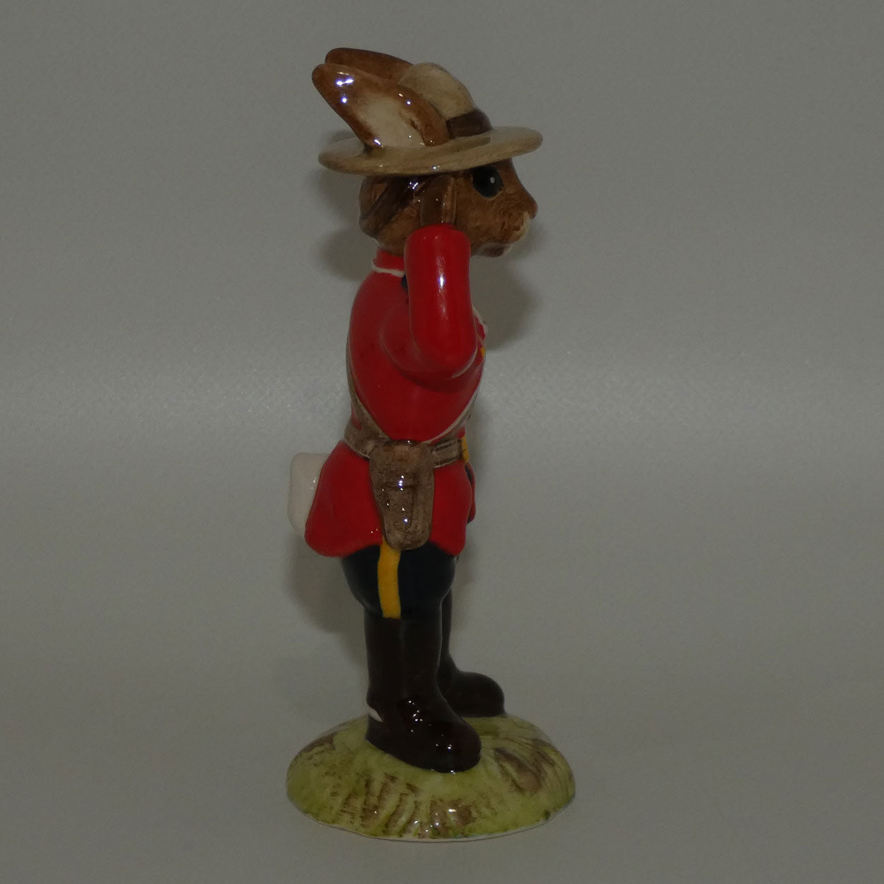 db136-royal-doulton-bunnykins-sergeant-mountie
