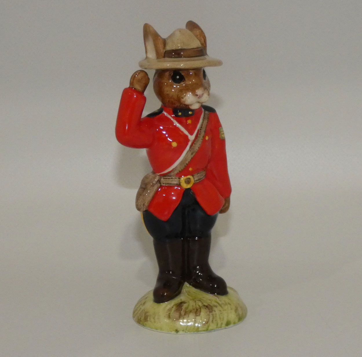 db136-royal-doulton-bunnykins-sergeant-mountie