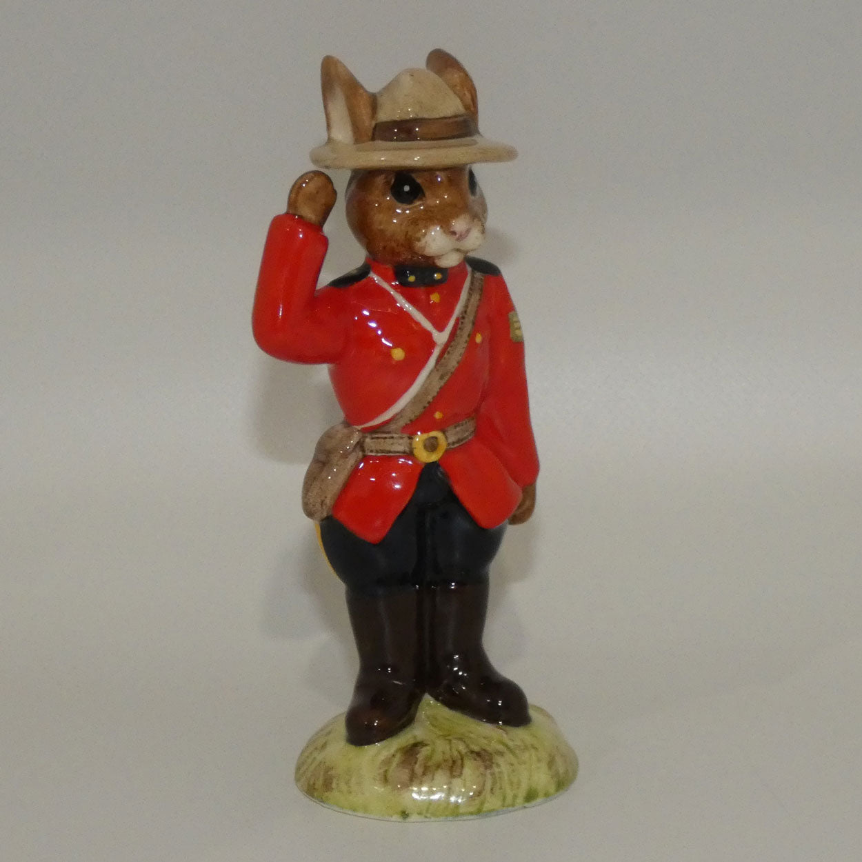 db136-royal-doulton-bunnykins-sergeant-mountie