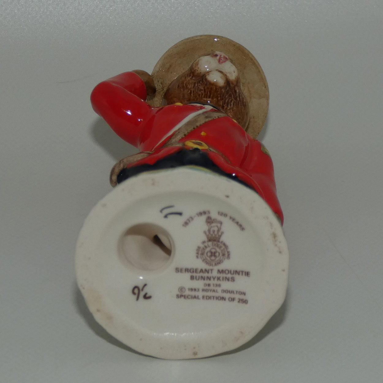db136-royal-doulton-bunnykins-sergeant-mountie