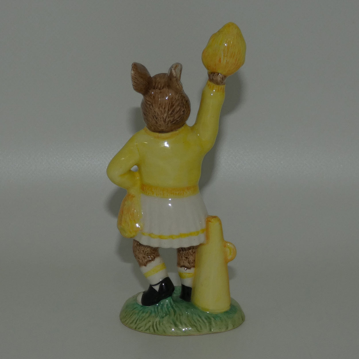 db143-royal-doulton-bunnykins-cheerleader-yellow